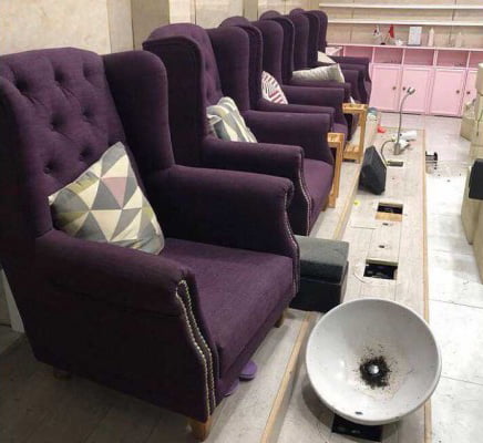 Ghế sofa làm nail sang trọng tân cổ điển: Sự hoàn hảo không chỉ xuất hiện ở những chiếc ghế làm nail đơn giản, mà sự kết hợp giữa ghế sofa và ghế làm nail lại mang lại một không gian làm việc đầy tráng lệ. Với kiểu dáng tân cổ điển, mẫu ghế này sẽ thỏa mãn những đam mê trong nghề và tất cả những giấc mơ đẹp của bạn.